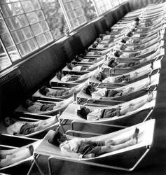 Sieste à l'école de Suresnes (Rue des Archives) - Muzeo.com