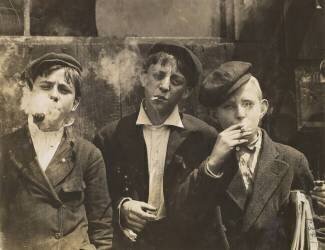 Trois jeunes vendeurs de journaux fumant, Saint-Louis, Missouri (Lewis Wickes Hine) - Muzeo.com