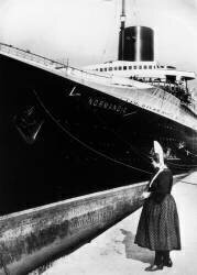 Une bretonne observe le paquebot Normandie à Saint Nazaire, 1936 (Keystone) - Muzeo.com