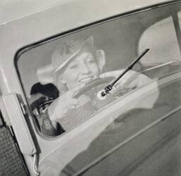 Une femme conduisant, vers les années 30 (anonyme) - Muzeo.com