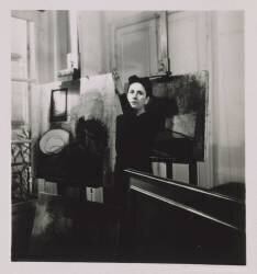 Vue de l'atelier de Dora Maar, rue de Savoie : Dora Maar derrière son chevalet (anonyme) - Muzeo.com