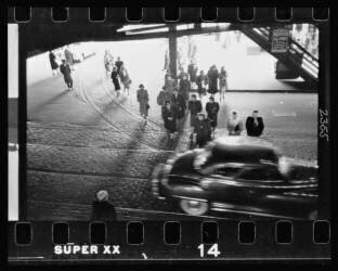 Vue du dessus d'une automobile et de piétons dans la rue au-dessous du métro aérien à Chicago, Illinois (Stanley Kubrick) - Muzeo.com