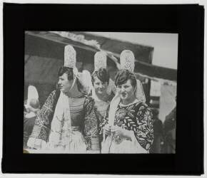 Bretonnes en costume traditionnel (anonymous) - Muzeo.com