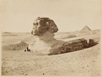 Egypte, Sphinx de Gizeh avec trois personnages et pyramide de Kheops (Adolphe Braun) - Muzeo.com