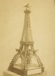 Tour Eiffel construite en armes et pièces d'armes (anonymous) - Muzeo.com