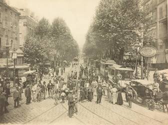 Boulevard parisien avec foule, voitures à cheval et tramway (anonyme) - Muzeo.com