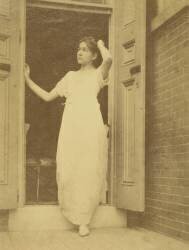 Caroline Eakins dans une robe Empire (Thomas Eakins) - Muzeo.com
