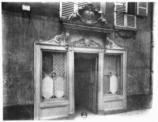 Entrée d'un bordel à Paris, 106 rue de Suffren (Eugène Atget) - Muzeo.com