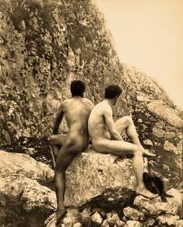 Etude de deux hommes nus dos à dos (Wilhelm von Gloeden) - Muzeo.com