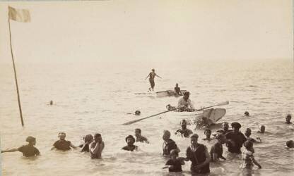 Groupe de baigneurs debout ou nageant dans la mer, et une barque (Gustave Eiffel) - Muzeo.com