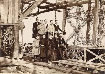 Groupe sur la tour Eiffel en construction (anonyme) - Muzeo.com
