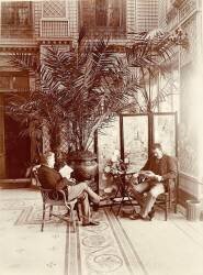 Gustave Eiffel et Adolphe Salles lisant dans le salon, jardin couvert du Clos des Bruyères (anonyme) - Muzeo.com