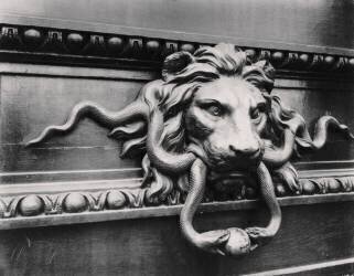 Heurtoir avec marmouset en forme de lion, Paris (Eugène Atget) - Muzeo.com