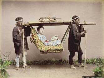 Japanese Geisha being carried in a litter (Kusakabe Kimbei) - Muzeo.com