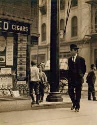 Jeune vendeur de journaux reclamant des coupons de tabac (Lewis Wickes Hine) - Muzeo.com