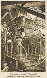 La Tour Eiffel - L'Ascenseur système Fives-Lille montant les visiteurs au deuxième étage (Neurdein Frères) - Muzeo.com