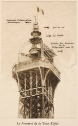Le Sommet de la Tour Eiffel (Neurdein Frères) - Muzeo.com