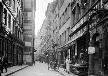 Lyon : la rue Merciere et ses boutiques, 1904 (anonyme) - Muzeo.com