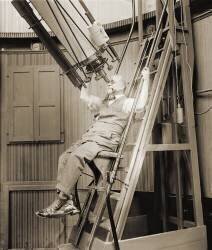 Man Looking Through a Telescope (anonyme) - Muzeo.com