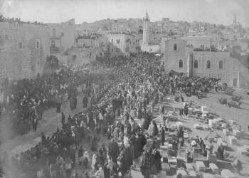 Place du marché de l'église de la Nativité, procession de Noël (anonyme) - Muzeo.com