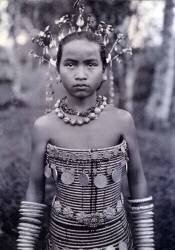 Portrait d'une fille dayak avec un corset perlé (Robert Shelford) - Muzeo.com