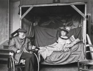 Renoir et Mme de Galéa dans l'atelier de l'artiste à Cagnes (anonyme) - Muzeo.com