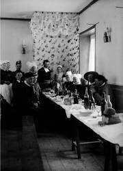 Repas avec personnages en costume traditionnel (anonyme) - Muzeo.com