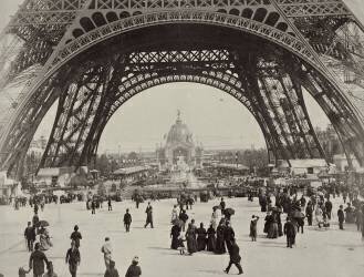 Sous la Tour Eiffel, de 