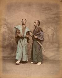 Deux hommes en costume traditionnel, samouraï (Stillfried & Andersen) - Muzeo.com