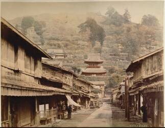 La rue des temples à Nagasaki entre la montagne de Kazagashira et la rivière Nakajima (Japon) (Stillfried & Andersen) - Muzeo.com
