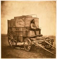 Le wagon du photographe et Marcus Sparling en Crimée (Roger Fenton) - Muzeo.com