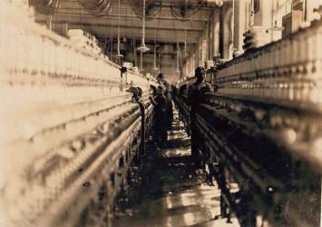 One of the smallest spinners in the Mollahan Mills (Lewis Wickes Hine) - Muzeo.com