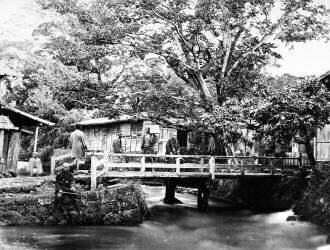 Pont à l'Entrée de la ville d'Omiya (Felice Beato) - Muzeo.com