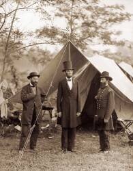 President Lincoln at the Antietam Battlefield (Alexander Gardner) - Muzeo.com