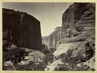 Tête du Canyon de Chelly dont les parois s'élèvent à environ 1200 pieds de hauteur (Timothy O'Sullivan) - Muzeo.com