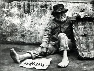 Vendeur de cigarettes usées (Carlo Naya) - Muzeo.com