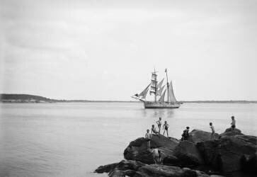 [Bateau et enfants sur des rochers] (anonyme) - Muzeo.com