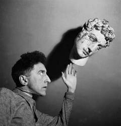 L'écrivain français Jean Cocteau dans un placement sur scène montrant sa passion pour la tragédie grecque 1936 (anonyme) - Muzeo.com