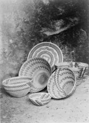 Paniers de la grotte peinte, Yokuts (Edward S. Curtis) - Muzeo.com