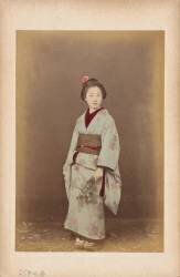 Portrait d'une Japonaise en Tenue Traditionnelle (anonyme) - Muzeo.com
