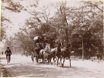 Attelage à quatre chevaux et un cycliste au bois de Boulogne (Henri Lemoine) - Muzeo.com