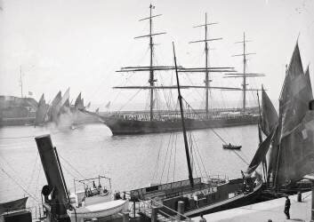 [Bateau Le Havre dans un port] (anonyme) - Muzeo.com