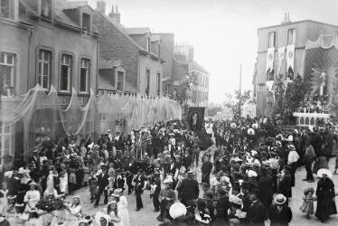 Boulogne-sur-Mer. Procession du 15 août. Reposoir dans le quartier des pêcheurs (anonyme) - Muzeo.com