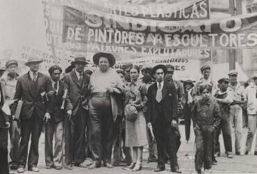 Diego Rivera and Frida Kahlo in the May Day Parade (Tina Modotti) - Muzeo.com