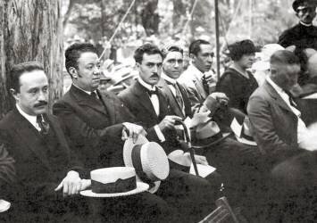 Jose Vasconcelos and Diego Rivera during an outdoor event at Chapultepec Park (Tina Modotti) - Muzeo.com