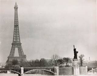 La Tour Eiffel avec la statue de la Liberté (anonyme) - Muzeo.com