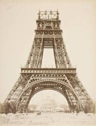 La Tour Eiffel jusqu'au dessus de la 2ème plate forme. Au second plan, le palais du Trocadéro. (Louis-Emile Durandelle) - Muzeo.com