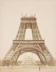 La Tour Eiffel jusqu'à la 2è plate forme, les 2 arcs décoratifs entre les piliers sont achevés. (Louis-Emile Durandelle) - Muzeo.com