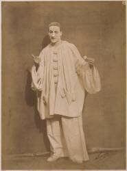 Pierrot tenant une pièce de monnaie (Adrien Tournachon) - Muzeo.com