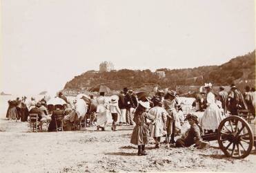 Sur la plage de Biarritz 1890 (Henri Lemoine) - Muzeo.com